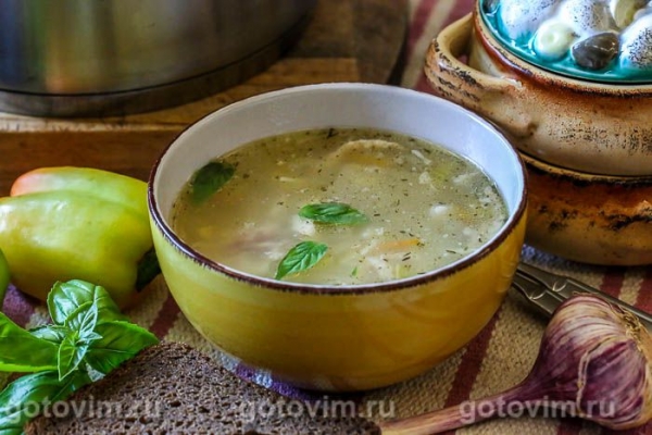 Куриный суп с зеленым горошком и вермишелью Куриный суп с зеленым горошком и вермишелью
