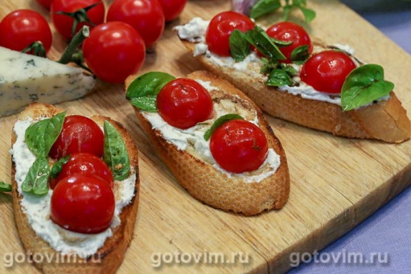 Брускетта с творожным сыром, помидорами черри и базиликом