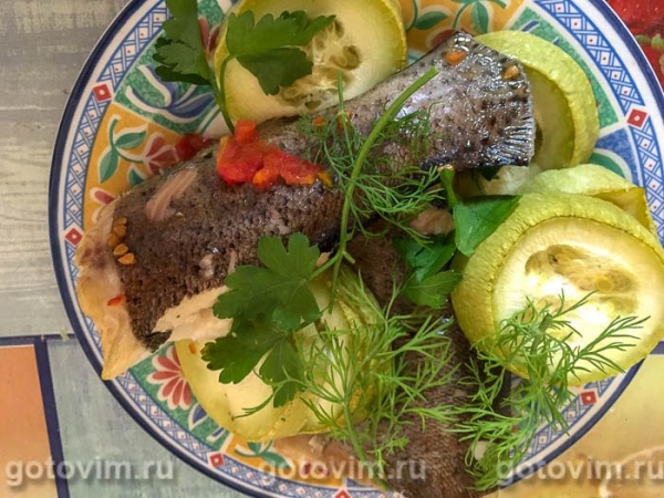 Форель с помидорами и кабачками, запеченная в кулинарном рукаве