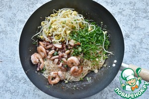 Жареная лапша по-тайски с морепродуктами Жареная лапша по-тайски с морепродуктами
