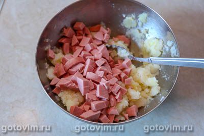 Картофельные котлеты из пюре с колбасой и сыром