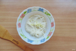 Творожный соус с чесноком и зеленью Творожный соус с чесноком и зеленью