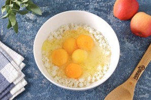 Низкоуглеводная шарлотка с яблоками Низкоуглеводная шарлотка с яблоками