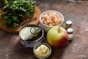 Салат с тунцом, яблоком и фасолью