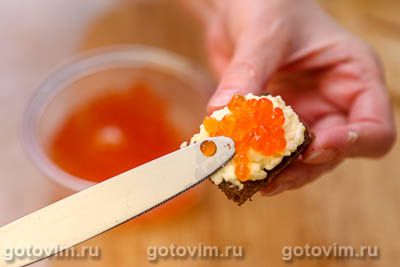 Бутерброды с красной икрой, плавленым сыром и яйцом Бутерброды с красной икрой, плавленым сыром и яйцом