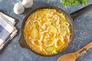 Паста с кальмарами и кабачками Паста с кальмарами и кабачками