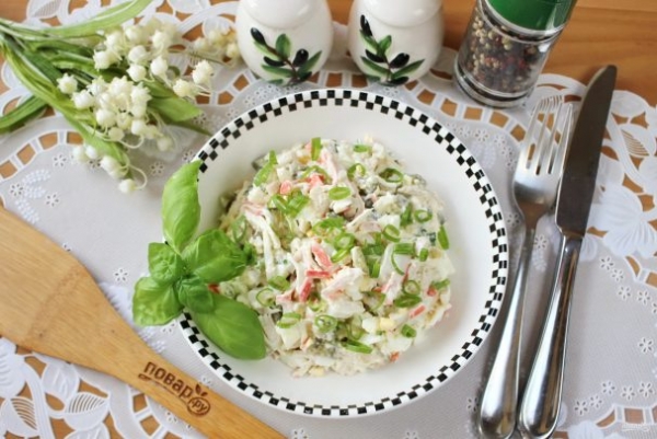 Салат с курицей и маринованными огурцами Салат с курицей и маринованными огурцами