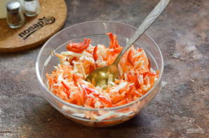 Салат из маринованной капусты с морковью Салат из маринованной капусты с морковью