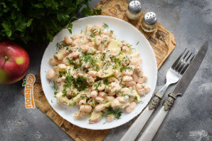Салат с тунцом, яблоком и фасолью