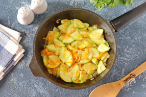 Паста с кальмарами и кабачками Паста с кальмарами и кабачками