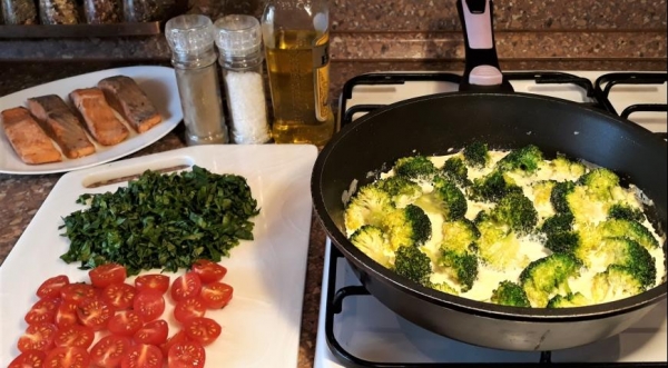 Лосось в сливках с брокколи, шпинатом, и помидорами черри, пошаговый рецепт с фото Лосось в сливках с брокколи, шпинатом, и помидорами черри, пошаговый рецепт с фото