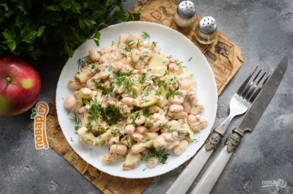 Салат с тунцом, яблоком и фасолью