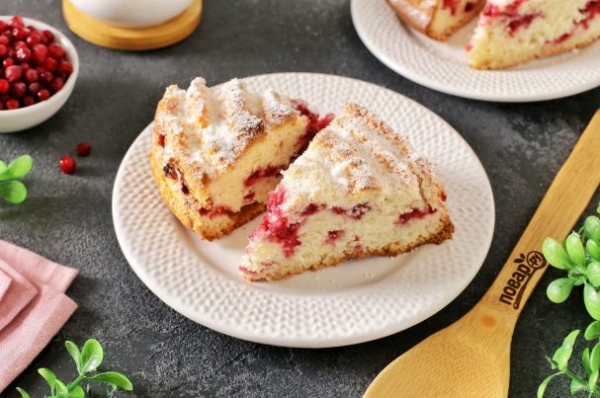 Шарлотка с брусникой Шарлотка с брусникой