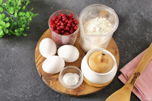 Шарлотка с брусникой Шарлотка с брусникой