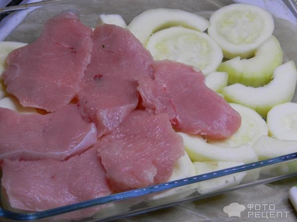 Рецепт: Индюшатина под сырно-сметанным соусом - на подушке из кабачков Рецепт: Индюшатина под сырно-сметанным соусом - на подушке из кабачков