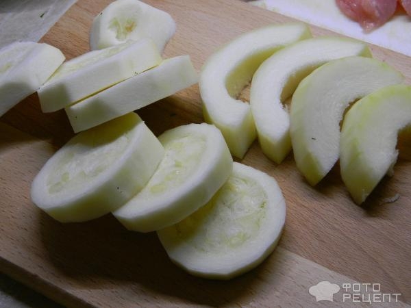 Рецепт: Индюшатина под сырно-сметанным соусом - на подушке из кабачков Рецепт: Индюшатина под сырно-сметанным соусом - на подушке из кабачков