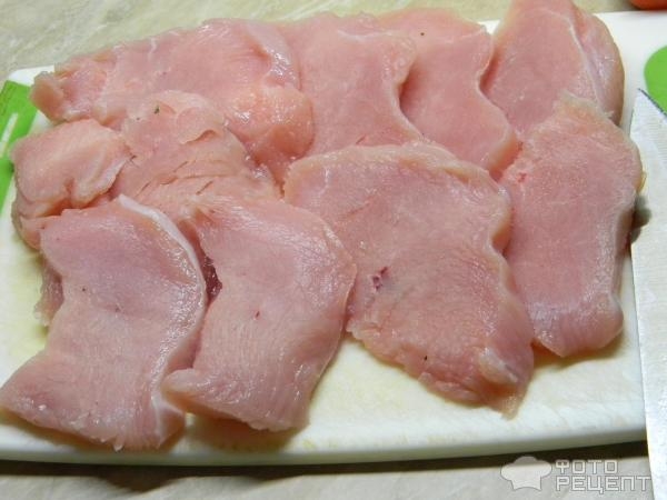 Рецепт: Индюшатина под сырно-сметанным соусом - на подушке из кабачков Рецепт: Индюшатина под сырно-сметанным соусом - на подушке из кабачков