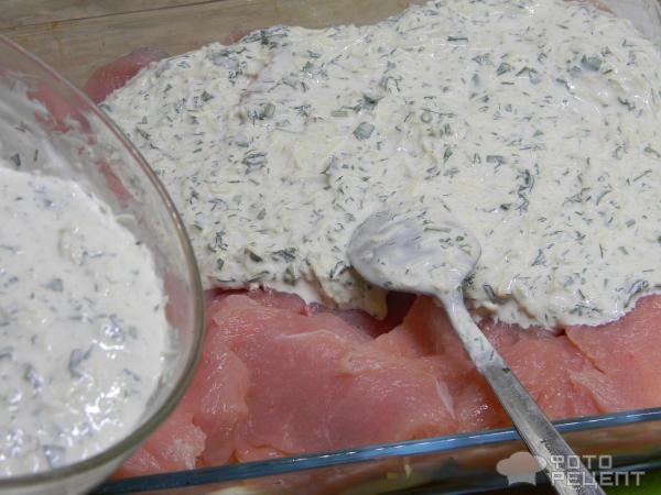 Рецепт: Индюшатина под сырно-сметанным соусом - на подушке из кабачков Рецепт: Индюшатина под сырно-сметанным соусом - на подушке из кабачков