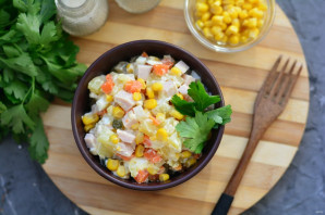Салат с копченым мясом и кукурузой Салат с копченым мясом и кукурузой