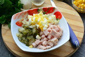 Салат с копченым мясом и кукурузой Салат с копченым мясом и кукурузой