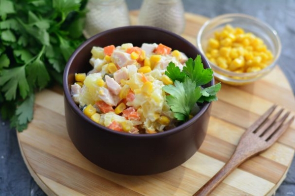 Салат с копченым мясом и кукурузой Салат с копченым мясом и кукурузой