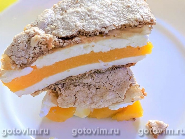 Торт из орехового безе с желе из творога и персиков Торт из орехового безе с желе из творога и персиков