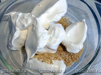 Торт из орехового безе с желе из творога и персиков Торт из орехового безе с желе из творога и персиков