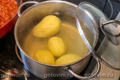 Отбивные из свиной шейки с картофелем, запеченные в томатом соусе Отбивные из свиной шейки с картофелем, запеченные в томатом соусе