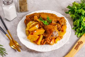 Утка с яблоками в казане Утка с яблоками в казане