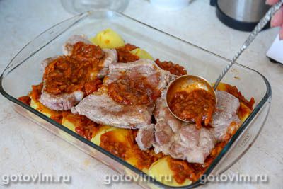 Отбивные из свиной шейки с картофелем, запеченные в томатом соусе Отбивные из свиной шейки с картофелем, запеченные в томатом соусе