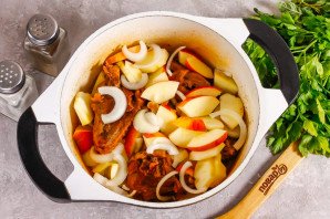 Утка с яблоками в казане Утка с яблоками в казане