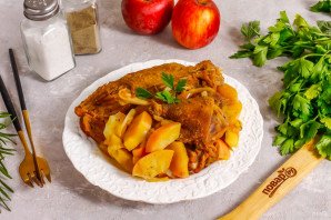 Утка с яблоками в казане Утка с яблоками в казане