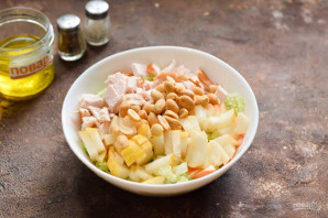 Салат "Красотка" с копченой курицей и грушей Салат "Красотка" с копченой курицей и грушей