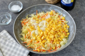 Салат с пикантной капустой и кукурузой Салат с пикантной капустой и кукурузой