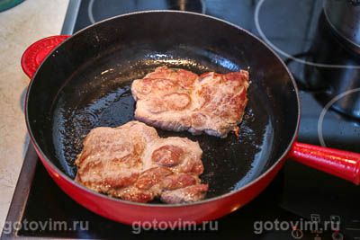 Отбивные из свиной шейки с картофелем, запеченные в томатом соусе Отбивные из свиной шейки с картофелем, запеченные в томатом соусе