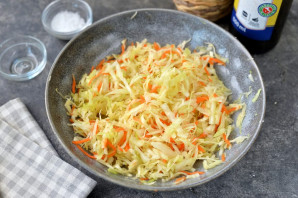 Салат с пикантной капустой и кукурузой Салат с пикантной капустой и кукурузой