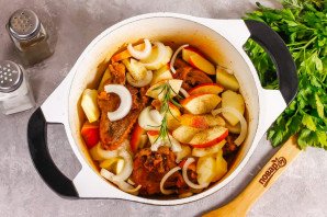 Утка с яблоками в казане Утка с яблоками в казане