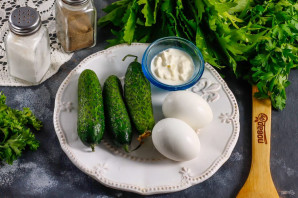 Салат с рукколой, яйцом и огурцом Салат с рукколой, яйцом и огурцом