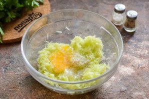 Оладьи из кабачков с яйцом пашот Оладьи из кабачков с яйцом пашот
