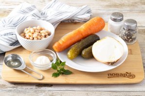 Cалат с фасолью и маринованными огурцами Cалат с фасолью и маринованными огурцами