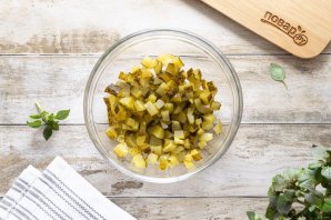 Cалат с фасолью и маринованными огурцами Cалат с фасолью и маринованными огурцами