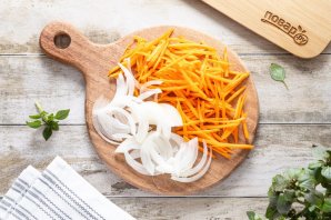 Cалат с фасолью и маринованными огурцами Cалат с фасолью и маринованными огурцами