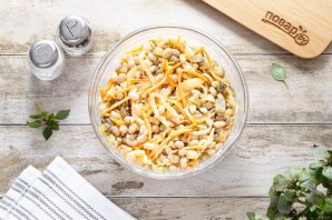 Cалат с фасолью и маринованными огурцами Cалат с фасолью и маринованными огурцами