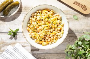 Cалат с фасолью и маринованными огурцами Cалат с фасолью и маринованными огурцами