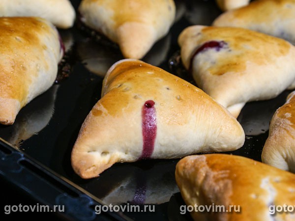 Пирожки с вишней Пирожки с вишней