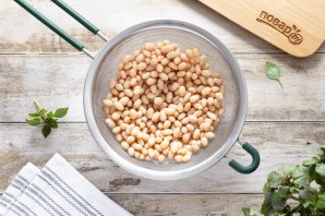 Cалат с фасолью и маринованными огурцами Cалат с фасолью и маринованными огурцами