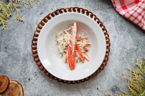 Салат с крабом и персиками Салат с крабом и персиками