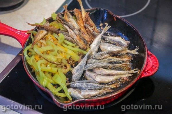 Черноморская ставридка, жаренная с овощами Черноморская ставридка, жаренная с овощами
