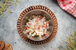 Салат с крабом и персиками Салат с крабом и персиками