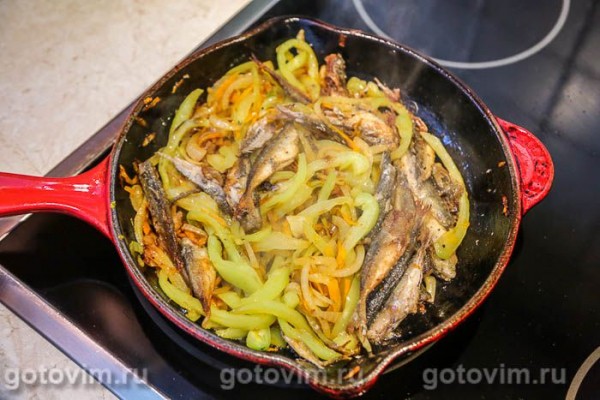 Черноморская ставридка, жаренная с овощами Черноморская ставридка, жаренная с овощами